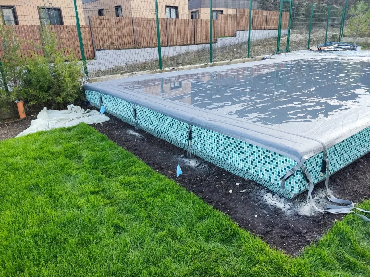 Батутное покрывало на бассейне в Киришах